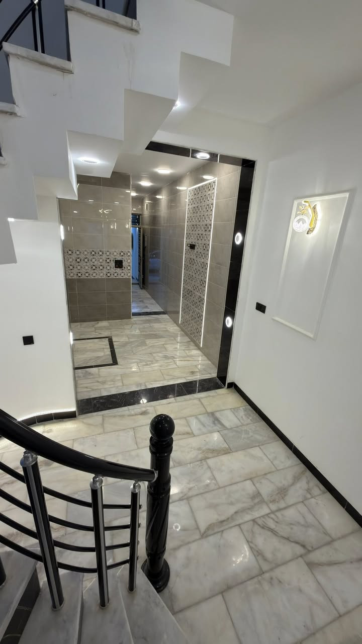 ‏مشتمل للبيع المساحة 100 متر الواجهة خمسة نزال 20 حي الجهاد الأمانة خلف شارع العام مباشر بنا حديث 2025 محتويات ثلاثة غرف نوم صحيات عدد اثنين صالة مطبخ سطح خلفي 
‏الاستفسار *********** السعر مناسب جدا ￼￼
تصوير العقار 
https://t.me/mmeeaaii/1282
