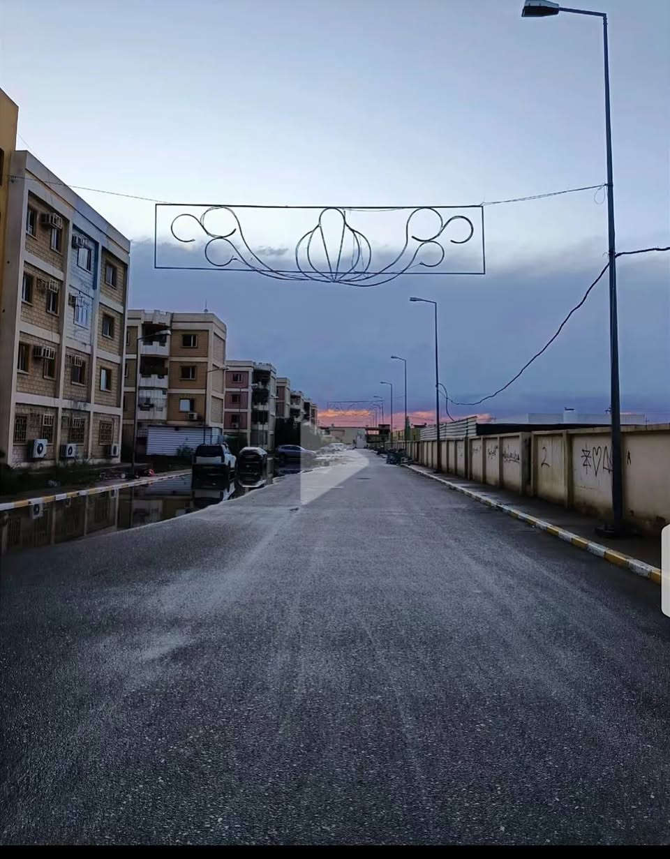 السلام عليكم شقة للبيع في في مجمع عمارات الشموخ الشقة في عمارة 36 طابق الثاني قبل الاخير والعمارة مكانها حلو على الشارع الرئيسي والشقة مساحتها 155 تتكون من استقبال وثلاث غرف غرفة اطفال وغرفة كبيرة وغرفة سويت تحتوي على بلكونا ومطبخ حار وبارد وحمامات اثنين ومخزن والشقة نظيفة 100% سعر شقة 90 وبيها مجال للاستفسار الاتصال على الرقم *********** او المراسلة خاص
