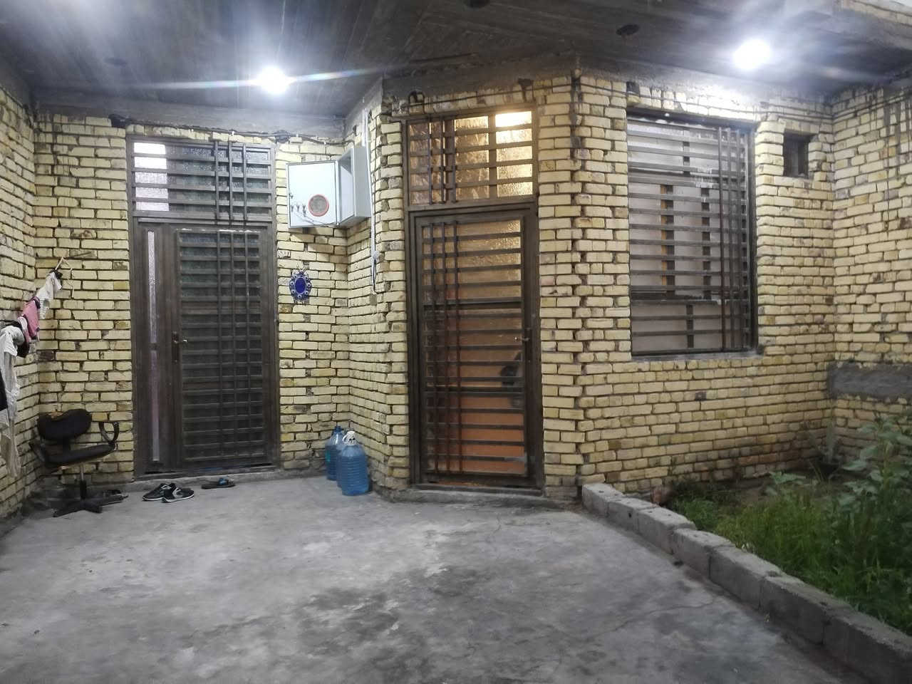 #يالله (اللهم صل على محمد وآل محمد)

#بيت زراعي 175 متر ركن على 3 شوارع للبيع

يحتوي على غرفتين وإستقبال وصاله ومطبخ وحمامات خارجيه وداخليه ويحتوي وطارمه

#خدمات متكامله ماي مجاري كهرباء تبليط وأرصفه وإناره وكيبل ضوئي للإنترنت بالباب

#البيت بيه نواقص بسيطه تريده يكمله مفتاح تريده على وضعه ☺️

#البناءطابوك صب كونكريت رباط أرضي 👍

#العنوان ناحية أور (السديناويه) قرب مجمع بشير مقابيل الطابو ✅

#السعر واي تفاصيل التواصل على الرقم ***********
