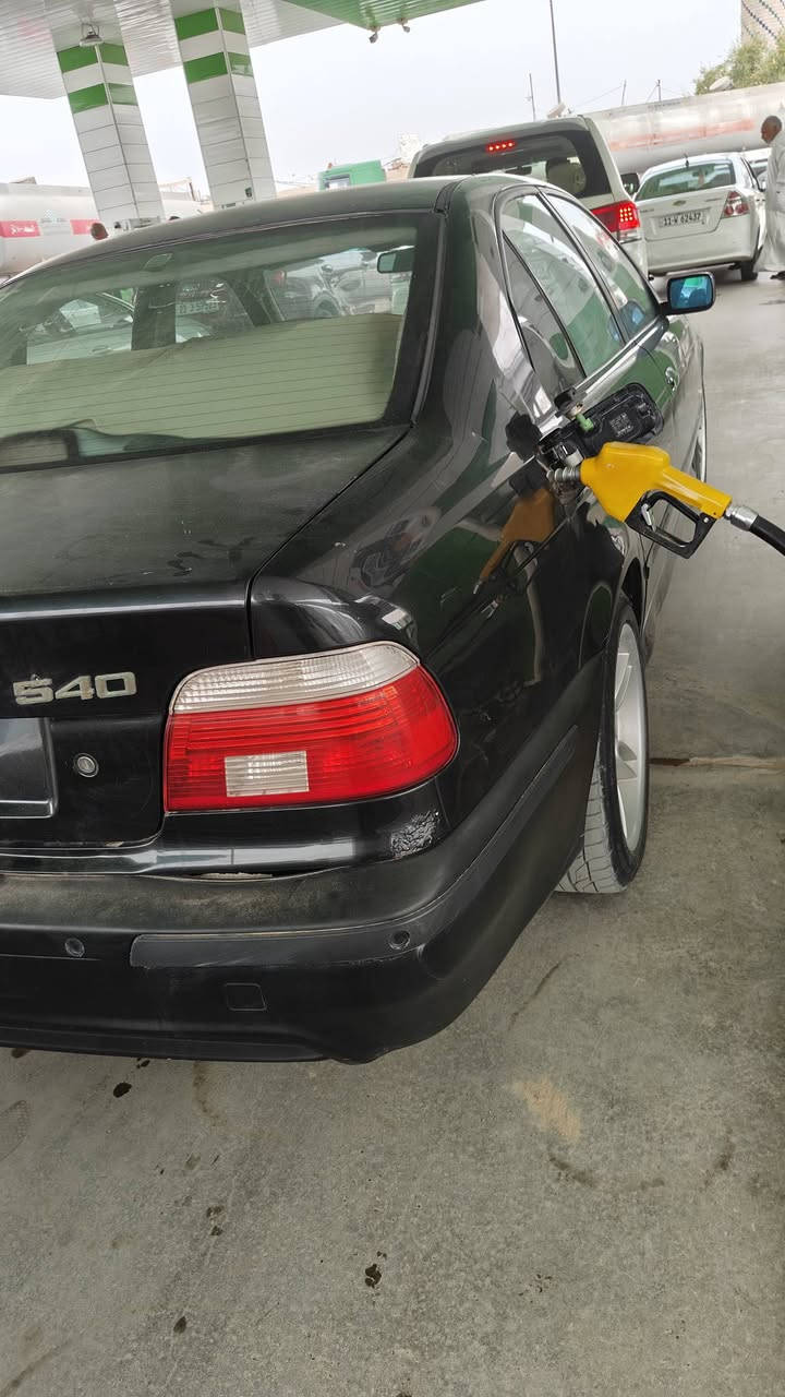 السلام عليكم
صقر  2000
V8 544i
بدون حادث بدون تبديل
 كفالة محرك كير اكس كهربائياات بلاد
صبغ عام
بأسمي سنويه ٢٨
***********
