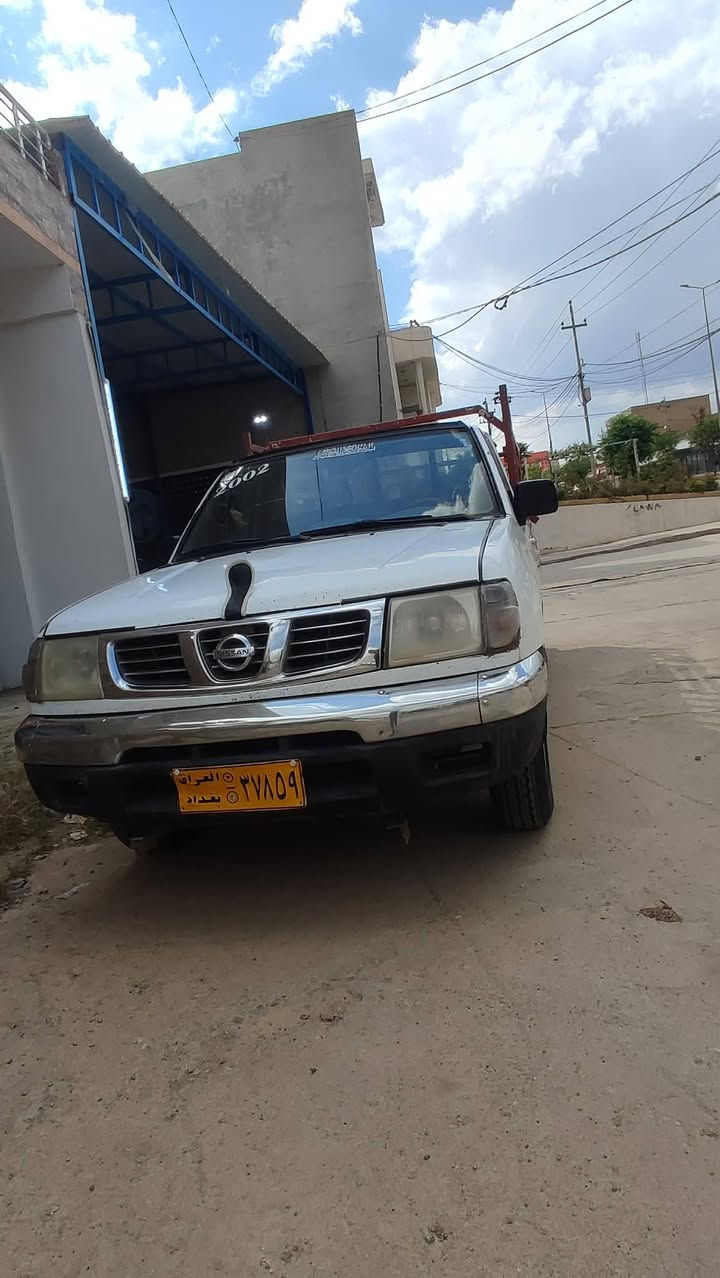 نیسان تاک2001بۆ فرۆشتن
سەنەویی بەخدایی لەگەڵە و هیج کێشەیەکی نیە بۆ سەیتەرە
4تایەیی لۆکی لەسەرە
یەک دینار مەسروفی نیە ماڵی کاسپیە 
گێر و مەکینەو  ئەکسلی بەشەرت
سەیارەکە هەتا بڵێی خاوێنە و سەیارەیی ماڵە
***********
***********
