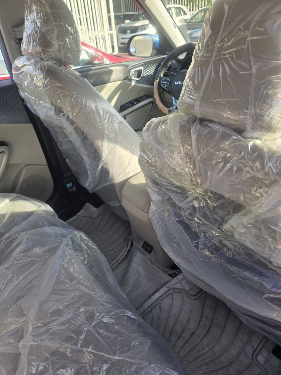 السلام عليكم..كيا صول..موديل ٢٣.رقم بغداد..باسمي.تحويل مباشر..فول مواصفات..السياره دايموند..بصمه تشغيل عن بعد..فتحه.فول رادارات..السياره بدون ايرباك..كشن السائق كهرباء..تدفئه كشنات..وبعد هواي مواصفات..مكان السياره ديالى..بعقوبه الجديده..مبايل ***********..بيع فقط بدون مراوس..
