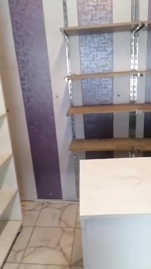 @الجميع 
سلام عليكم فاترينات عدد ٨ ارتفاع مترين مع ميز طول ١٢٠ وارتفاع متر إستعمال قليل ونظيفات جدا جدا السعر ٤٥٠ المكان النجف الاشرف قضاء الكوفه للتواصل على الواتس اب ***********

