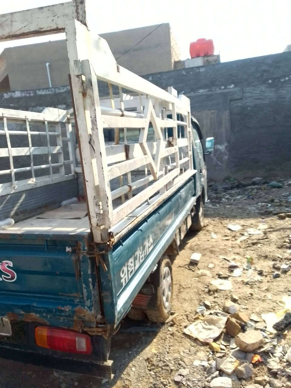 السلام عليكم عندي كيا ام عيون موديل 2001 سياره جاهزه من كل شيء كير ومحرك وشاصي رقمها واسط عنوان باب الحله شارع الطهمازيه رقم الموبايل *********** هذا رقم ***********سعر السياره 68 وبيها مجال
