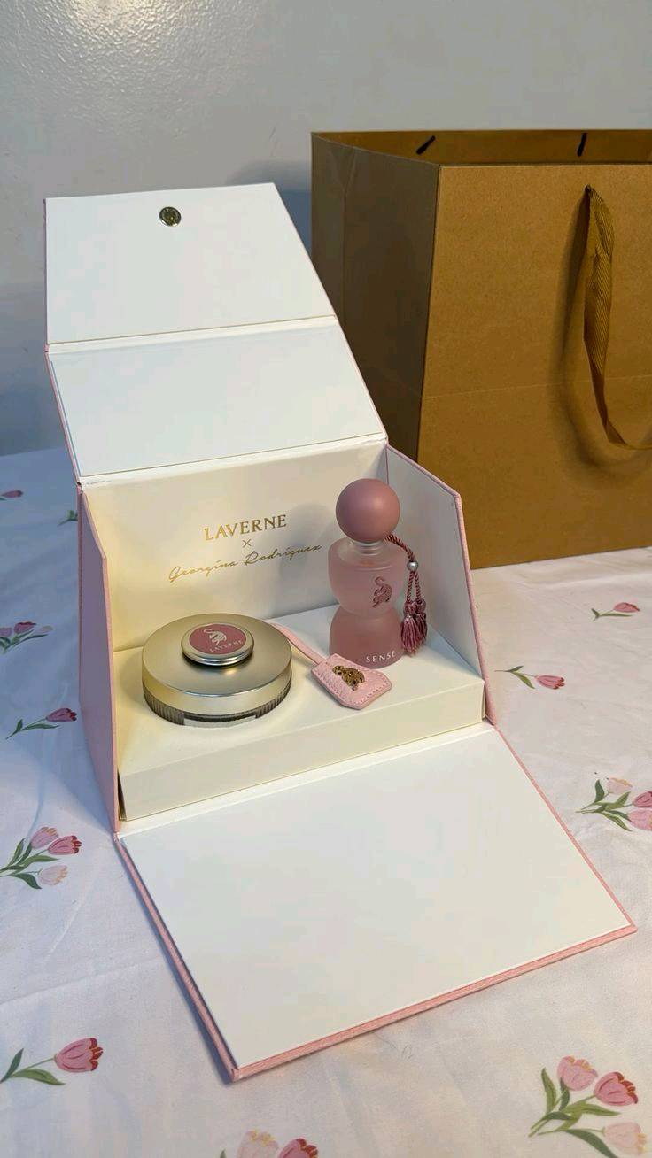 عطر جورجينا على شكل حقيبه
شنو الاسم/الموديل الدقيق للعطر؟ وهل هو لافيرن × جورجينا رودريغز سِنس لو نسخة ثانية؟: 
سنس
شكد سعة العطر بالمل (والكريم/البودي لوشن إذا موجود)؟ وهل البكج كامل لو ناقص شي؟: 
كامل والعطر 100 مل
العطر جديد لو مفتوح/مستخدم؟ وإذا مفتوح، شكد المتبقي تقريباً؟: 
جديد
وين موقعك بالعراق؟ وهل أكو توصيل للمحافظات لو استلام مباشر فقط؟: 
نجف / نعم توصيل 5 لكل العراق
السعر شكد؟ وياه قابلية للسوم لو السعر نهائي؟: 
27 مع توصيل لكل عراق غير قابل