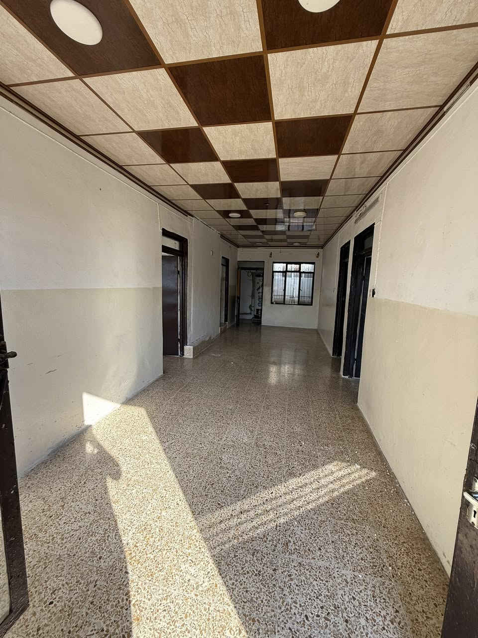 السلام عليكم
شقة للأيجار 
المساحة 200 متر 

تتكون من غرفتين وهول ومطبخ وحمامات 

📍الموقع: موصل جانب الايسر حي الزهراء قرب متوسطة الأفق فرع المختار 
التواصل 
كورك : ***********
أسيا: ***********
