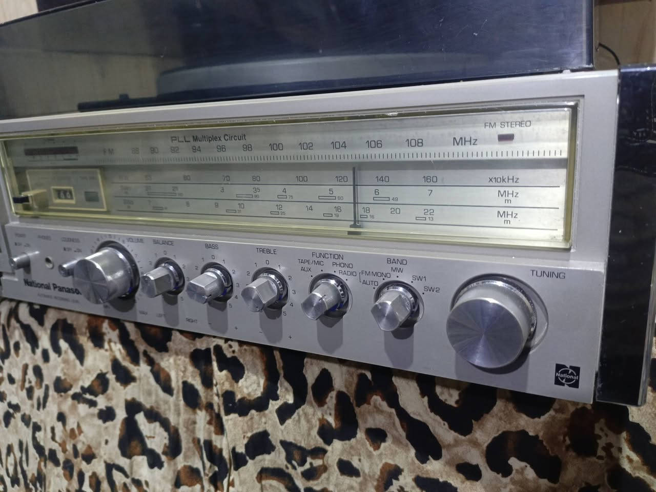 للبيع 
مسجل راديو+كرام فون اسطوانه 
ناشيونال بانسونك ياباني،، المنشأ سنه الصنع 1978,،استيراد مؤسسه نهايه السبعينات جداً نظيف،، شغال وبحاله ممتازه جدا،، خالي من التصليح نهائيا بلاد وضع شركه،،
للاستفسار(***********) يوجد توصيل((السعر مراسله الصفحه))
