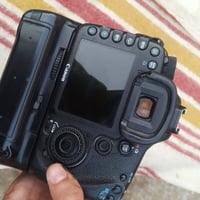 كاميرا كانون 7D عدسه 18-55mm زوم 300-70 دبل بطاريه  ملحقات -شاحنه+ كيب...