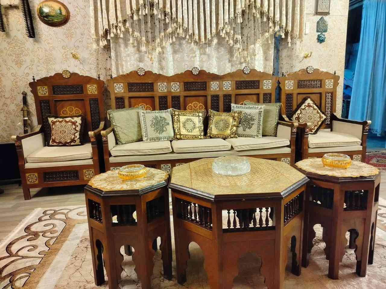 السلام عليكم..للبيع تخم دمشقي انتيكه 10مقاعد قنفتين وأربع كراسي + اربع طبلات صغيره وواحده وسط كبيره نضيف وبحاله جيده السعر مليون وربع المكان بغداد ***********
