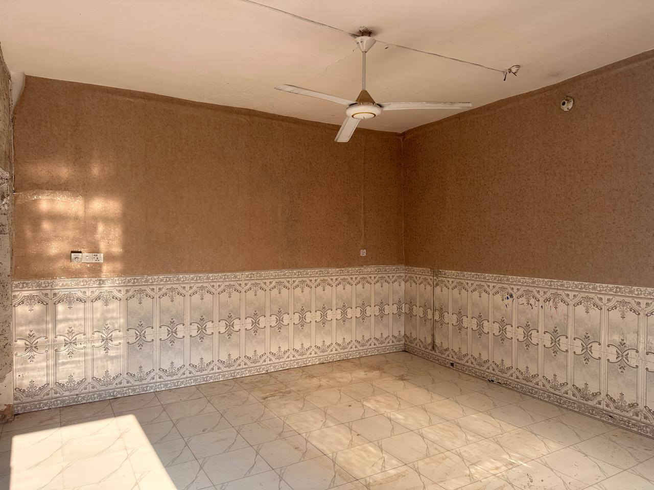 السلام عليكم دار للبيع سند 25 تحويل مباشر مساحه 100م يحتوي على صاله وغرفه ومطبخ وطرمه وحمام وصحيات داخليه غربي و خارجيه شرقي السطح مطبك فرشي السقف صب كونكريت تانكيات ثنين ابو ل 1000 وسخان العنوان أبو خستاوي شارع الغسل يبعد عن التبليط 30متر السعر جداً مناسب هاتف ***********
