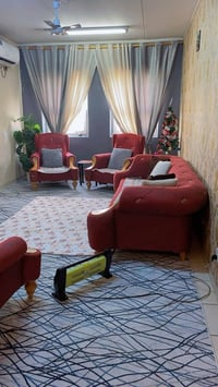 ٧مقاعد • يحتاج غسل • ما بيه ضرر