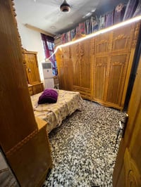 اليوم عندي بيت طابق ونص متكون من غرفة نوم ومطبخ وصاله واستقبال وحمام ت...