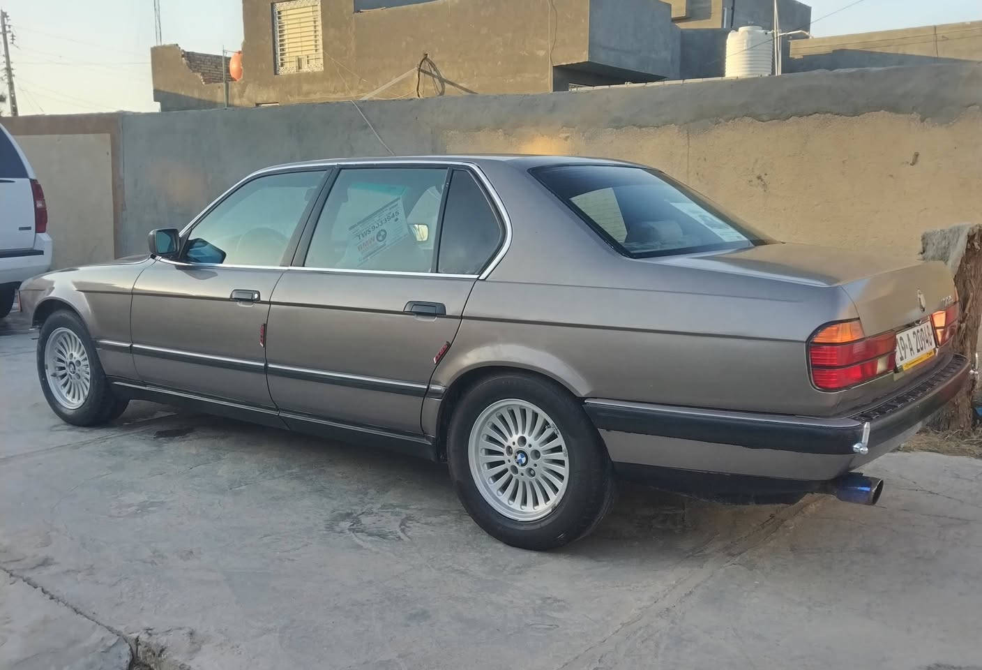 السلام عليكم بي ام موديل 89 سياره جاهزه مكينه كير حداديه اكسن تخم تاير غرفه جديده رقم كربلاء نكيليزي سنويه 30 مداور ثاني يوم  حجم 735. السعر 50 وبيه مجال مكان حله رقم الجوال.  (***********)
