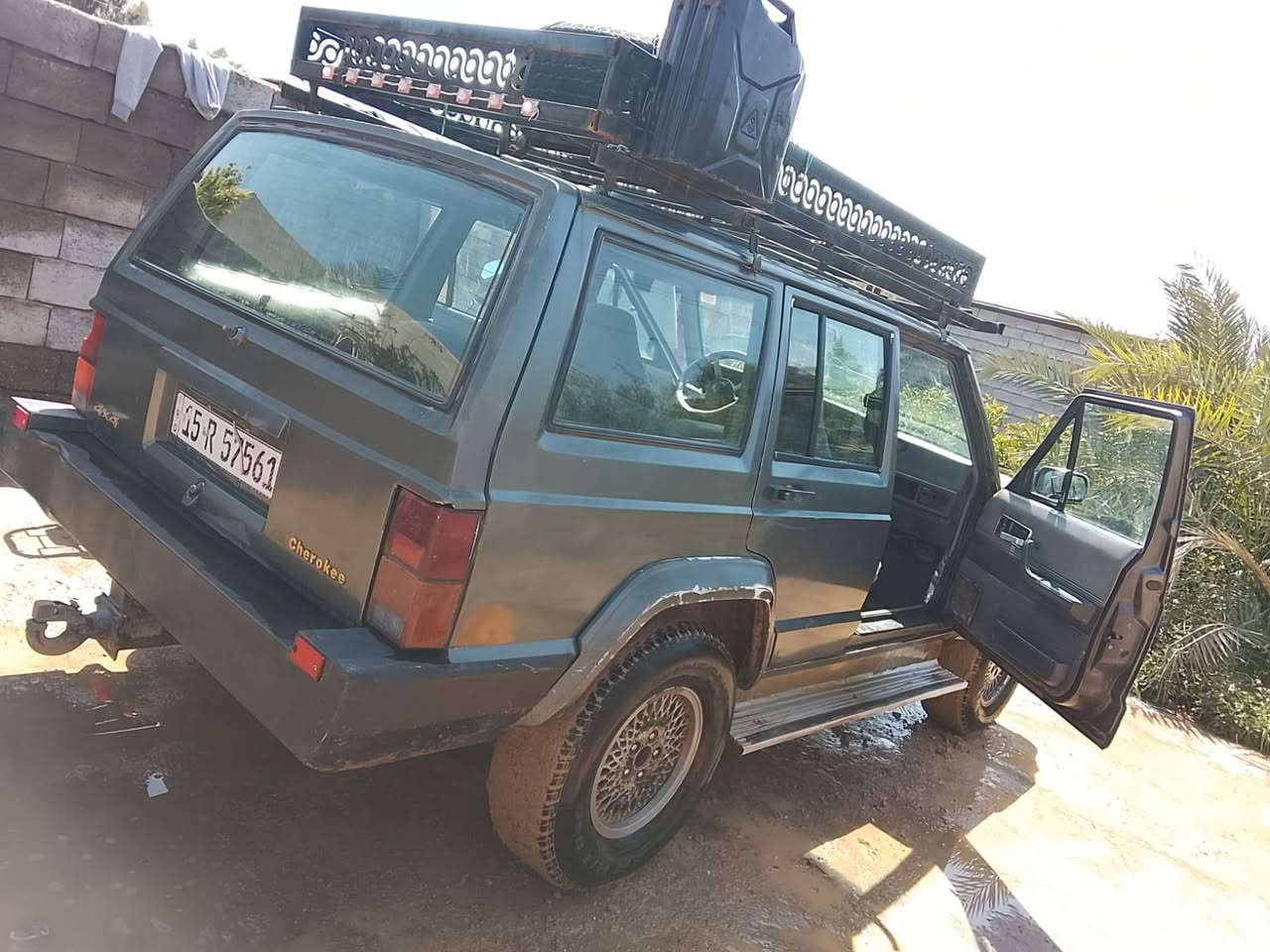 السلام عليكم
جيب شيروكي ستيشن 1988 
سيارة نظيفة وما بيها نقص سنوية عظم عاج لحد 28 
مكانها بغداد تحويل ثاني يوم ، محرك بطة 

السعر 37$ 

متواجد اتصال + واتسآب 
***********
