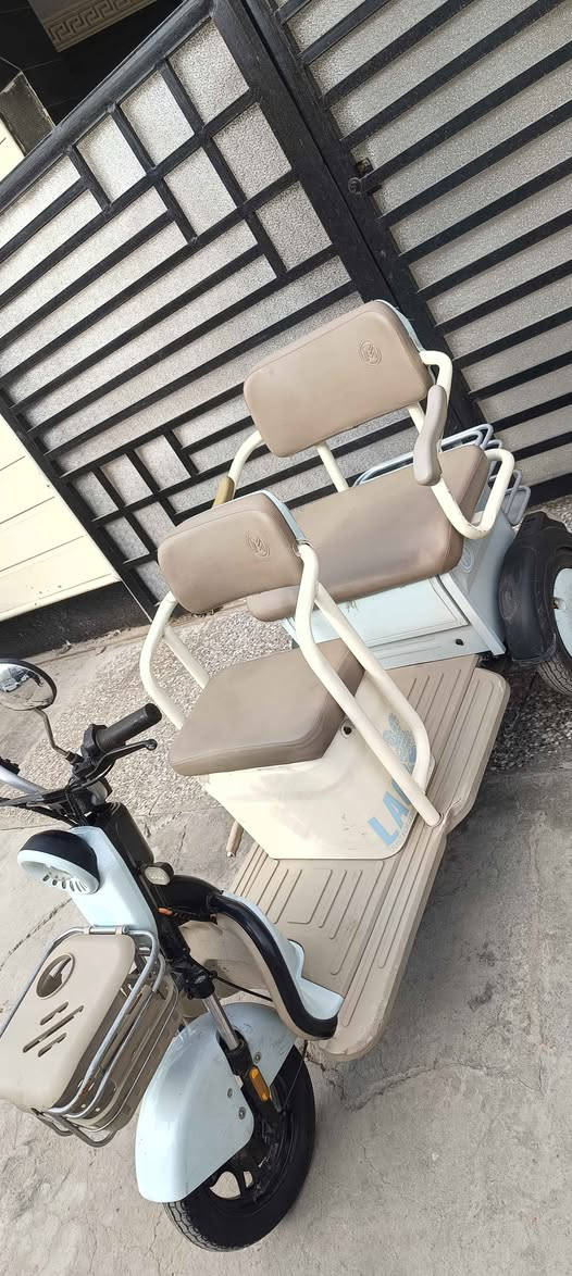 دراجة شحن للبيع 3عجلات دراجة جديدة ستعمال قليل كلش 
رايدها 950 وبيها مجال 
مكان بغداد العامرية 
*********** Colombo, Sri Lanka
