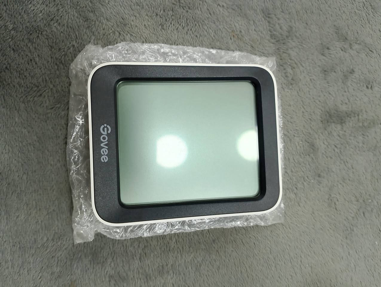 جهاز Govee Smart Thermo-Hygrometer (موديل H5075) لمراقبة درجة الحرارة والرطوبة. 
شاشة LCD: شاشة مقاس 3 بوصات تعرض الأرقام بوضوح. 
الاتصال: يدعم بلوتوث للمراقبة عن بعد عبر تطبيق Govee (مدى يصل إلى 60 مترًا). 
الدقة: يستخدم مستشعرًا سويسري الصنع بدقة ±0.32 درجة مئوية للحرارة و ±3% للرطوبة. 
الميزات: يرسل تنبيهات فورية عبر التطبيق عند تجاوز القيم المحددة، ويخزن بيانات تاريخية لمدة تصل إلى عامين. 
سعر القطعة 4 آلاف 
يوجد توصيل لجميع المحافضات 🛵 
***********
