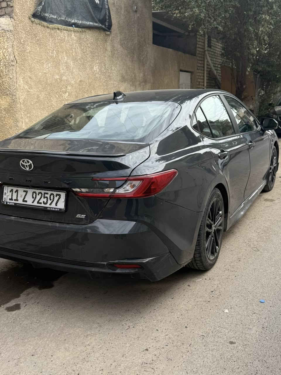 SE
فول بدون بانوراما

أبرز مواصفات كامري 2025 SE:

المحرك: \(2.5\) لتر، 4 أسطوانات هايبرد (Hybrid).

ناقل الحركة: أوتوماتيكي متغير باستمرار (E-CVT)

 أنظمة القيادة: توفر أوضاع قيادة متعددة (ECO، NORMAL، SPORT). 
الخارجي (رياضي):الشبك: شبك أمامي رياضي بلون أسود.

العجلات: جنوط ألمنيوم مقاس 18 أو 19 بوصة.

الإضاءة: كشافات LED أمامية وخلفية.

إضافات: جناح خلفي أسود ومشتت خلفي.

المقصورة الداخلية والتقنية:المقاعد: جلد/SofTex رياضي.

الشاشات: شاشة لمس عالية الدقة مقاس 12.3 بوصة تدعم Apple CarPlay و Android Auto.

العدادات: شاشة رقمية للعدادات.

الراحة: تكييف هواء أوتوماتيكي، شاحن لاسلكي للهواتف، بصمة تشغيل، ونظام تشغيل عن بعد.

السلامة والأمان: رادار: بدون رادار

.حساسات: حساسات أمامية، خلفية، وجانبية.

مكابح: نظام فرامل مانع للانغلاق ABS، ونظام أوتو هولد (Auto Hold).
مانع اصطدام: نظام ما قبل الاصطدام (PCS) الذي يكشف 
السيارات والمشاة. 

تعتبر فئة SE الخيار الأفضل لمن يبحث عن لمسات رياضية وتعليق أكثر ثباتاً مقارنة بفئات LE التقليدية. 

للاستفسار الاتصال على الرقم ***********
