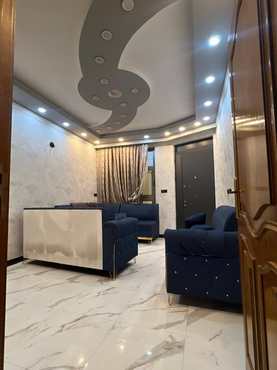 دار ٧٥م طابقين الأرضي خدمات والطابق الأول ٢نوم مربع الهياكل مقابل السيديه قريب على السريع مقابل شركة لكزز شارع العلوه مطلوب عائله صغيره مرتبه موظف م الصفا للعقار ابو ايهاب هاتف *********** السيديه
