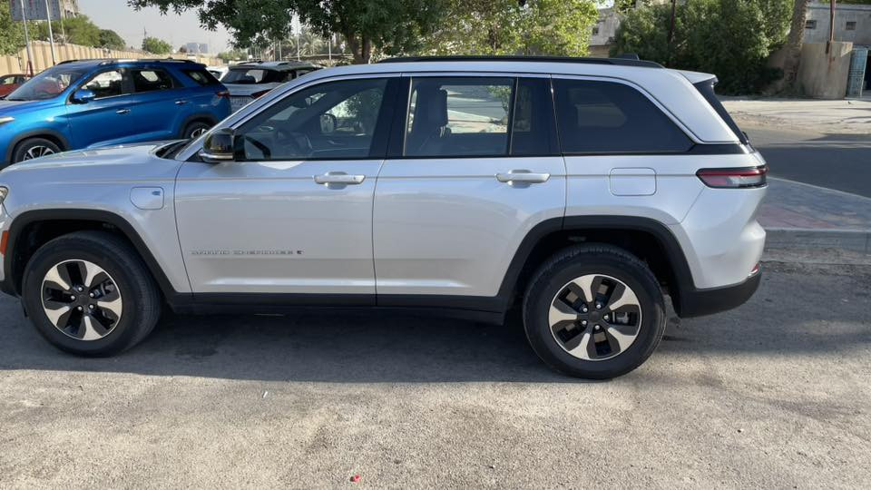 تم تنزيل السعر
السلام عليكم 

للبيع — Jeep grand cherokee 4xe 2024

📌 الموديل: 2024
📌 الفئة: 4xe — هايبرد (بنزين + كهرباء)
📌 الممشى: 25,000 فقط
📌 الدفع: رباعي 4×4
📌 الحالة: نظيفة جداً — جاهزة للاستخدام

 السياره بدون صبغ فقط جاملغ مرجع بارد

⭐ مميزات السيارة:

 • نظام هايبرد اقتصادي
 • عزم قوي وأداء ثابت
 • مريحة للمدينة وممتازة للطرق الخارجية
 • محافَظة وماشية قليل

💰 السعر المطلوب: 335 ورقة
📍 الموقع: بغداد — الكاظميه
📞 للتواصل: ***********
