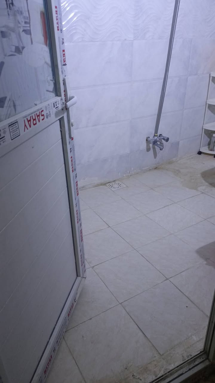 السلام عليكم توجد شقة للبيع طابق ثاني المكان البناء الجاهز قرب حسينة أهل البيت السعر 70وبيها مجال قليل الاتصال على رقم التالي  ‏‪***********‬‏
