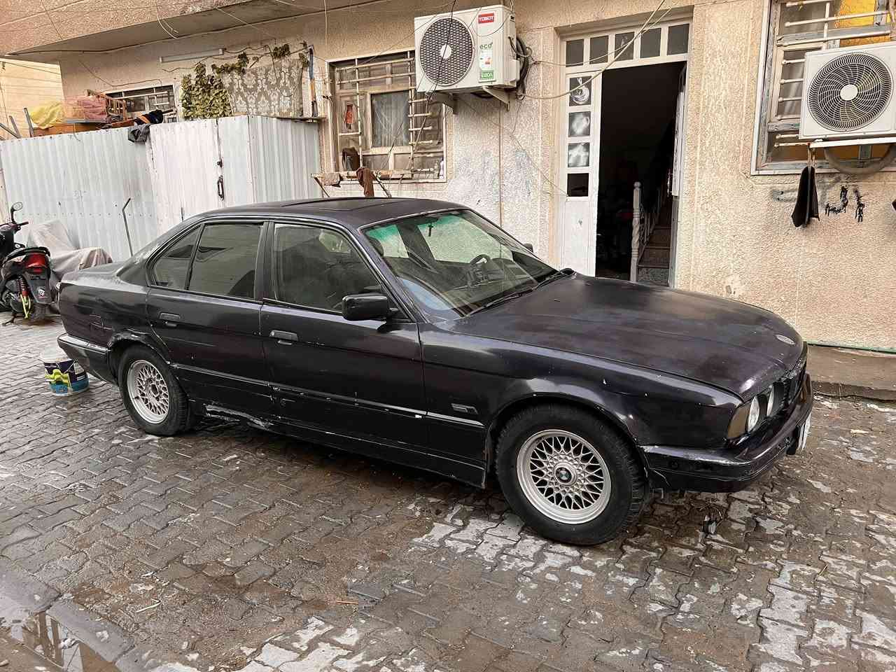السلام عليكم 
اخوان السياره مثل ما موضح بالصور بي ام دبليو موديل 95
525
السياره كايمه عليها غرامت ٤٥٠ الف على المشتري  رايدها ب25 وبيها مجال حك الجيه 
شرط التحويل
رقمي ***********
