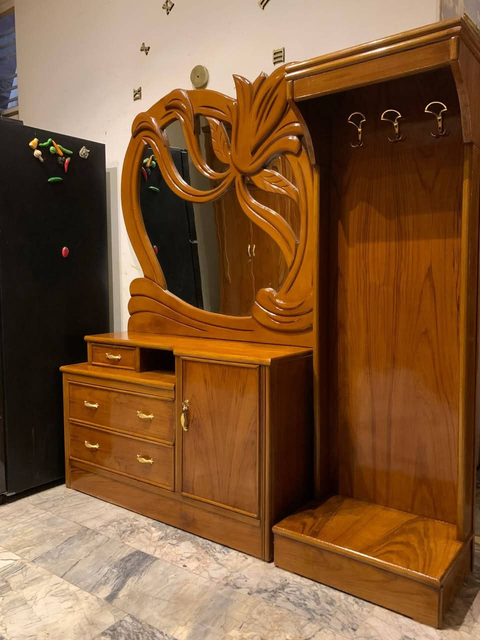 اترخص من مدير محترم الغرفه خمسه ملحق تتكون 9 قطع صاج خشب 5 ملم تكمه ثكيله حيل داخل وخارج صاج ضهر جرجوبه نضافتهه 100‎%‎ ستعمال سنه فصلته عل يدي والله درجه اولى تخت جربايه صاج بلوك ثكيل الغرفه حيل ثكيله ونضيفه والله سعره 800 رقم هاتف *********** مكلفه بالنشر اتصال فقط السبب بيع انتقال الى مكان اصغر
