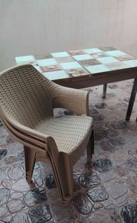 ميز طعام • ٣ كراسي • ما بيه عيب