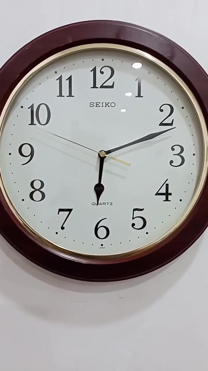 ساعة جدارية سايكو ياباني اصلي..... انتاج قديم... اطار خشب....  تعمل بشكل ممتاز.... القطر 30سم السعر 25الف مع توصيل للاستفسار ***********
