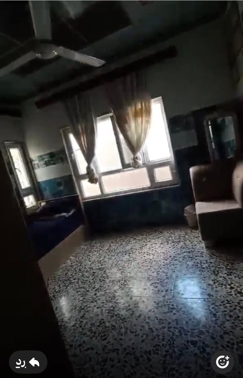 * 🔹 بيت ركن للبيع الموصل/ شارع تلكيف / خلف جامع بشير النعيمي 🔹
* 📐 المساحة:130 م².     (13م * 10م)
* غرفتين نوم زائد هول زائد استقبال زائد مطبخ سيراميك زائد صحيات داخل و خارج زايد سقوف ثانوية 
* 📞 للاستفسار أكثر والاتصال:
* 📱 ***********
* 📱 ***********
