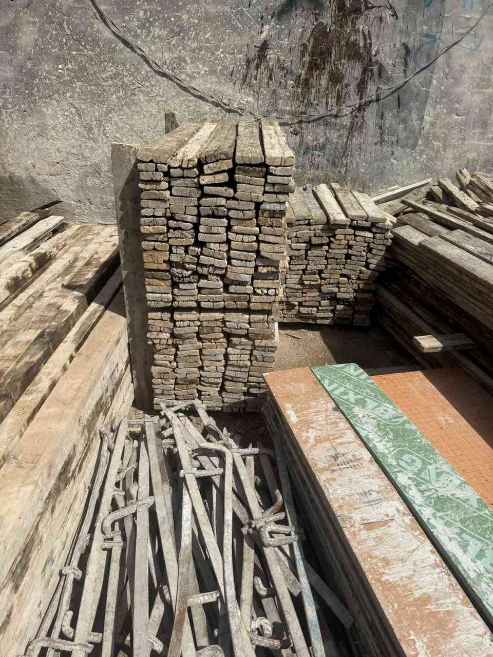 سلام عليكم قالب خشب للبيع العدد٨ونص مع فخات العدد ٥٠فخه مع بلاويد مال درج الاستفسار ***********
