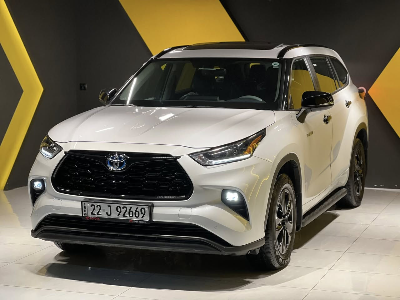 السلام عليكم للبيع هايلاندر2024ضمان شركة جيهان
فول مواصفات 
بلاك بدشن GLE
محرك 2500هايبرد
7راكب
بصمه
كشنات جلدكهربائي
شحن واير ليز
فتحه
مرايه شفط
لدات 
ماشيه 25ألف 
مكفوله عام
PPF كامل
ملاحظة فقط بيع
سعر 378
مكانهاالسليمانيه للاستفسار فقط اتصال ☎️ 
***********
