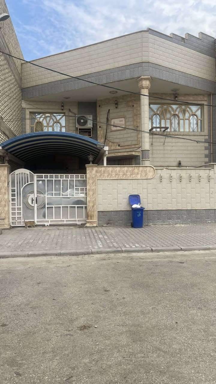 سعر بلاااااشش
دار للبيع 200 م على شارع 30
طابقين دبل فاليوم صب كونكريت 

الطابق الاول :

مطبخ ( بارد + حار )

صالة كبيرة

استقبال كبير

غرفة واحدة كبيرة

صحيات

هوائية

———————————————

الطابق الثاني :

3 غرف نوم كبيرة

غرفة صغيرة

صحيات

———————————————

السطح يحتوي على مخزن كبير

📍النجف / حي السلام مقابل كراج بغداد او العلوة القديمة / قرب معهد الفنون الجميلة

للتواصل على الرقم

***********
