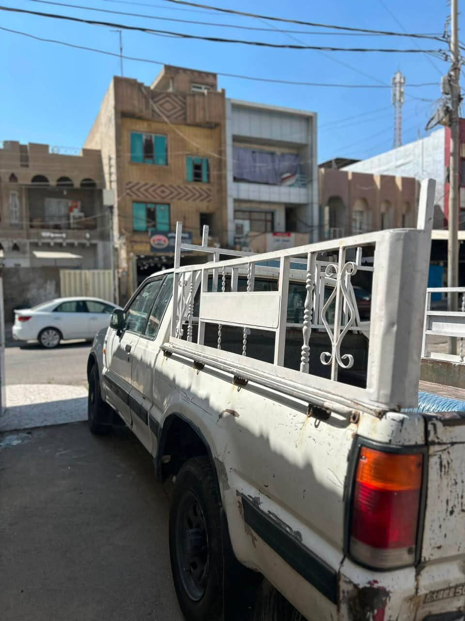 سلاوى خوا لة هةموو لايةك پيكاب مازدة دةبل اكسل تاك و نيو مؤديل ١٩٩١ گير عادى گير و مةكينة بةشةرت دوو پارجةى هةية تةقة و رةقة بةشةرت جوار تايةى خاوين هةموو عةيبى عةينة و كلاجةكة ما باقى بةشةرت ٤ وةرةقة خةرامةى لةسةرة سحرى ٤٨ وةرةقة و مةجالة شوين هةولير 
*********** أربيل, العراق
