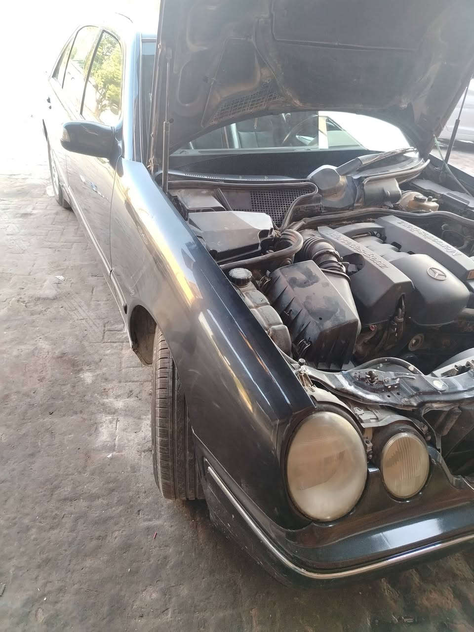 سلام عليكم مارسدس ام عيون موديل 96 مكينة V6 غرف جلد برده خلفيه رقم بغداد بسمي سنوية جديده السعر 90 وبيه مجال محدثة 2000 رقم الجوال *********** مكان السياره النجف
