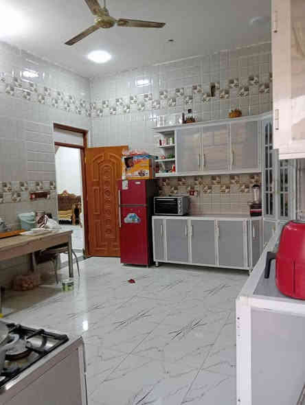 دار سكني طابو اسهم 220م  في منطقة المستشفئ التركي شارع السياحي الشط بناء طابوك كونكريت يحتوي علئ ديوانيه وغرفتين وصاله ومطبخ وصحيات خارجيه وداخليه وكراج سياره وحديقه 
الطابق الثاني  طابوك هيكل غير مسقف 
شارع 10م خدمات متوفره 
السعر 160 مليون وبيه مجال 
للاستفسار *********** مكتب الكنز للعقار عنوان المكتب شارع السايدين للمستشفئ التركي
