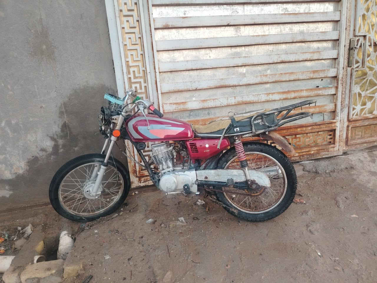 السلام عليكم دراجه للبيع ادوات شغاله دكه وحده السعر قفل من الاخير ٢٥٠ مكاني القرنه الشرش ***********
