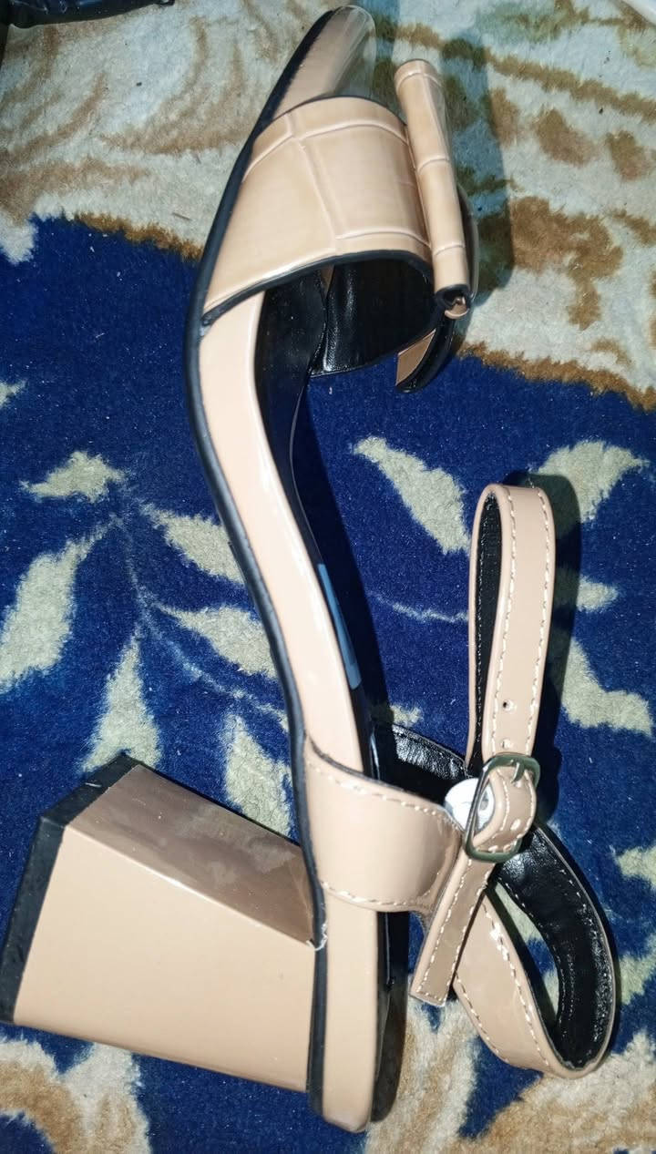 معقوله هيج سعرها بلعراقي؟قياس ٣٧انطوني بيها سعر من بضاعه دي أجل ال


**إذا كنت صاحب هذا الإعلان وتريد حذفه لأي سبب، رجاءا أرسل رسالة إلى الدعم الفني**