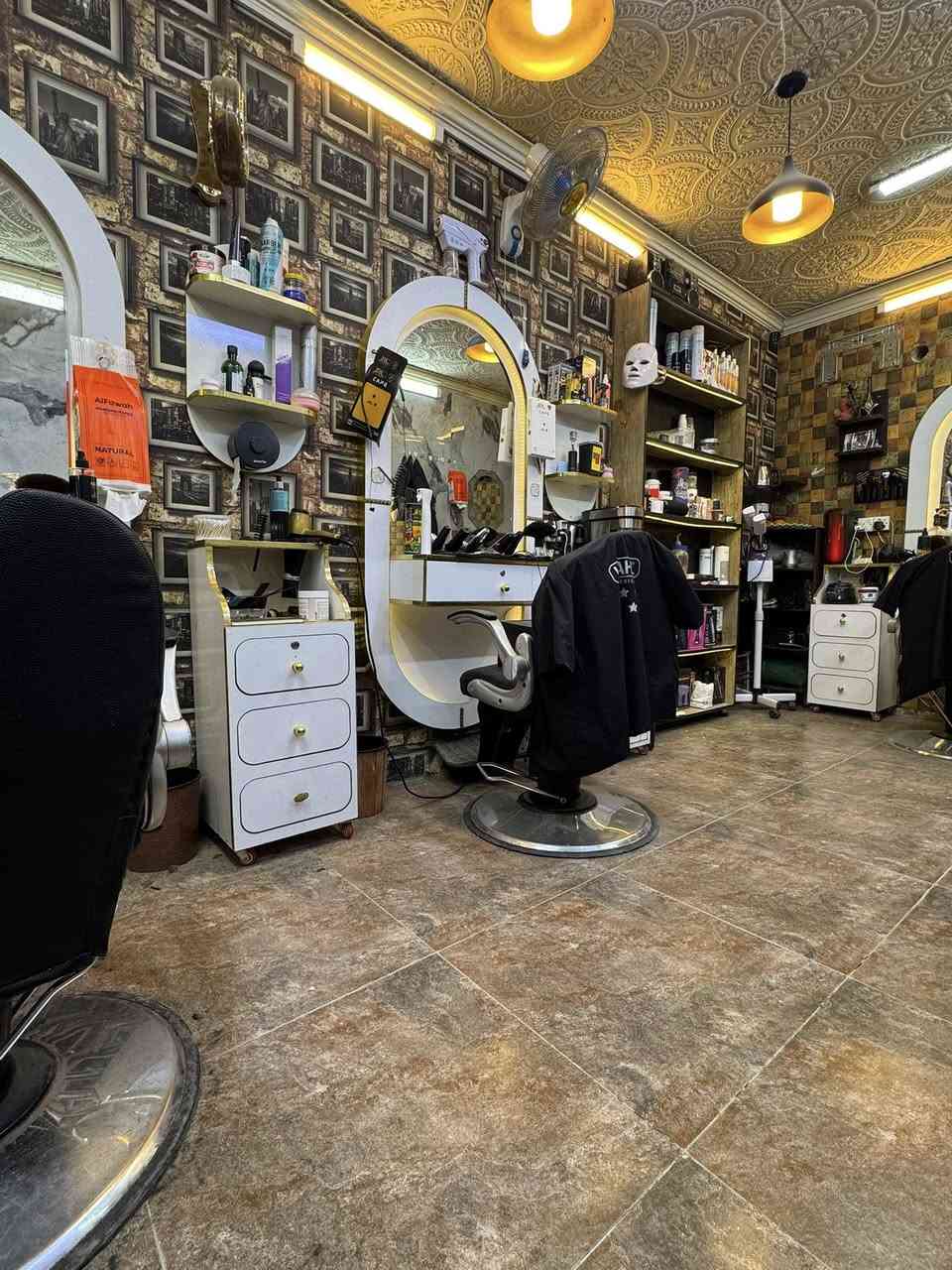 سلام عليكم غراض المحل كامله للبيع وكلشي موضح بل فديو وبل صور
3 كراسي حلاقه
3 معرض  
4 كومدي 
1 رف كبير 6 خانات 

‭0788 613 1611‬
شباب اني مكلف بلنشر اي استفسار الاتصاال ع هذا رقم
