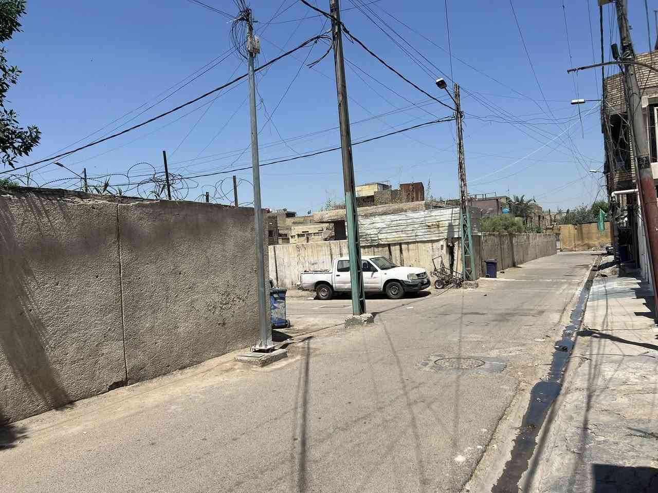 الدار للبيع مساحه ١٤٤ عكاده. بناء قديم عنوان مدينه الصدر قطاع ٥٢.  موقع مقابيل المدارس قريب عل الخدمي مال الاورفلي الاتصال ***********
