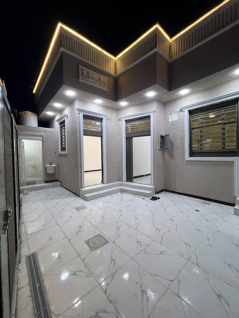 ♦️يعلن مكتب عقارات ابو شريفه العبادي 
*********** 
عن دار للبيع 🏚️ 
في شط العرب باب االهوى 
♦️المساحة 200
♦️بناء درجة أولى بلوك 
♦️يحتوي البيت ثلاث غرف نوم + صاله +مطبخ  + دوانيه + حمامات داخليه وخارجيه+ 

♦️السعر 103
للاستفسار اكثر اتصل  
*********** 
نستقبل عروضكم دور سكينه وقطع اراضي في شط العرب فقط
