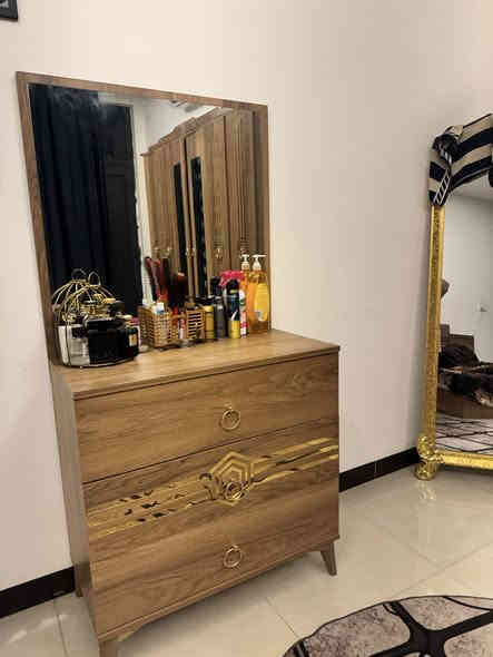 السلام عليكم غرفة نوم 5قطع البيع غرف كلش نظيفه وحلو احلى من صور ٣٥٠وبيهه مجال بسيط عنوان بغدادمحمودية ***********
