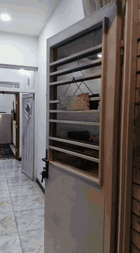 السلام عليكم بيت للبيع في منطقه الغزاليه الهياكل قرب شارع الخدمي مساحه البيت 150متر الواجهيه 10النزال 15 ويحتوي البيت علئ مشتملين عدد2 الاتصال والاستفسار علئ رقم ***********   علماان البيت بناء 2023
