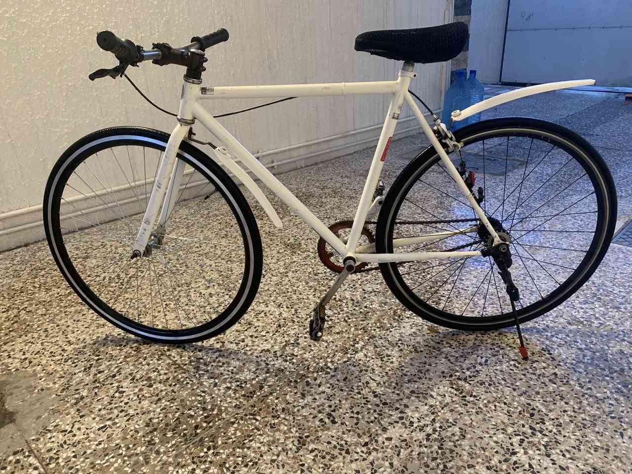 السلام عليكم بايسكل C700 للبيع بايسكل نضيف جدا مثل ما موضح بل شكل نقص بريك امامي فقط السعر 110 وبي مجال المكان الغزاليه البكريه هاذا رقم بي واتساب ***********
