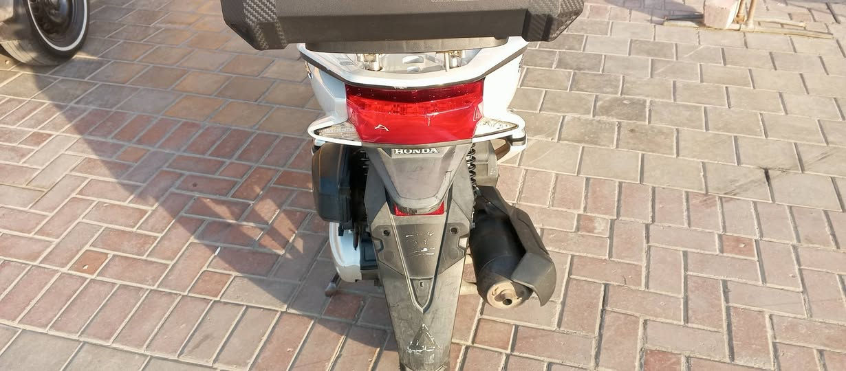 سلام عليكم PCX جيل الثانيjf
#ياباني_أصلي 
#كفاله_عامه 
#لاتبخير لاتنقيص شلعه معدل خير من الله 
#كفرات بلاديه الدراجه جديده بلاديه 
#برغي ممفتوح بيهه 
#حساسات كله شغاله حرف( A )
#السعر( 15ونص)وبيه مجال 
#بغداد االشعب
 #تصال  ***********
#وتساب موجود.نفس الرقم
