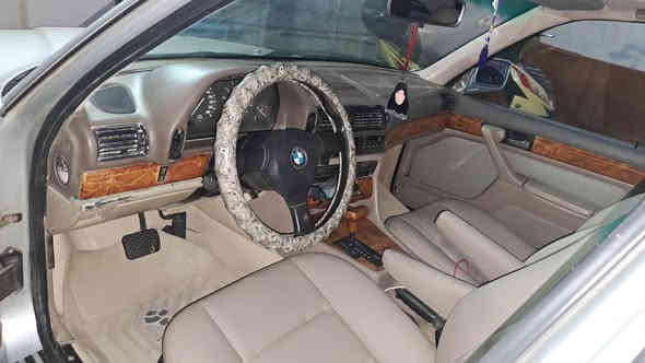 للبيع بيئم ٧٣٥ موديل ٩٠ رقم بغداد السياره بل عماره مكفوله من الضربه والكصه والنقل جثه كهربائيات كله شغاله حداديه الوره والكدام جديده عوزها بس لويات أماميه مصبوغه عام فتحه شغاله السعر ٥٧ وبيها مجال *********** وات ساب مفتوح
