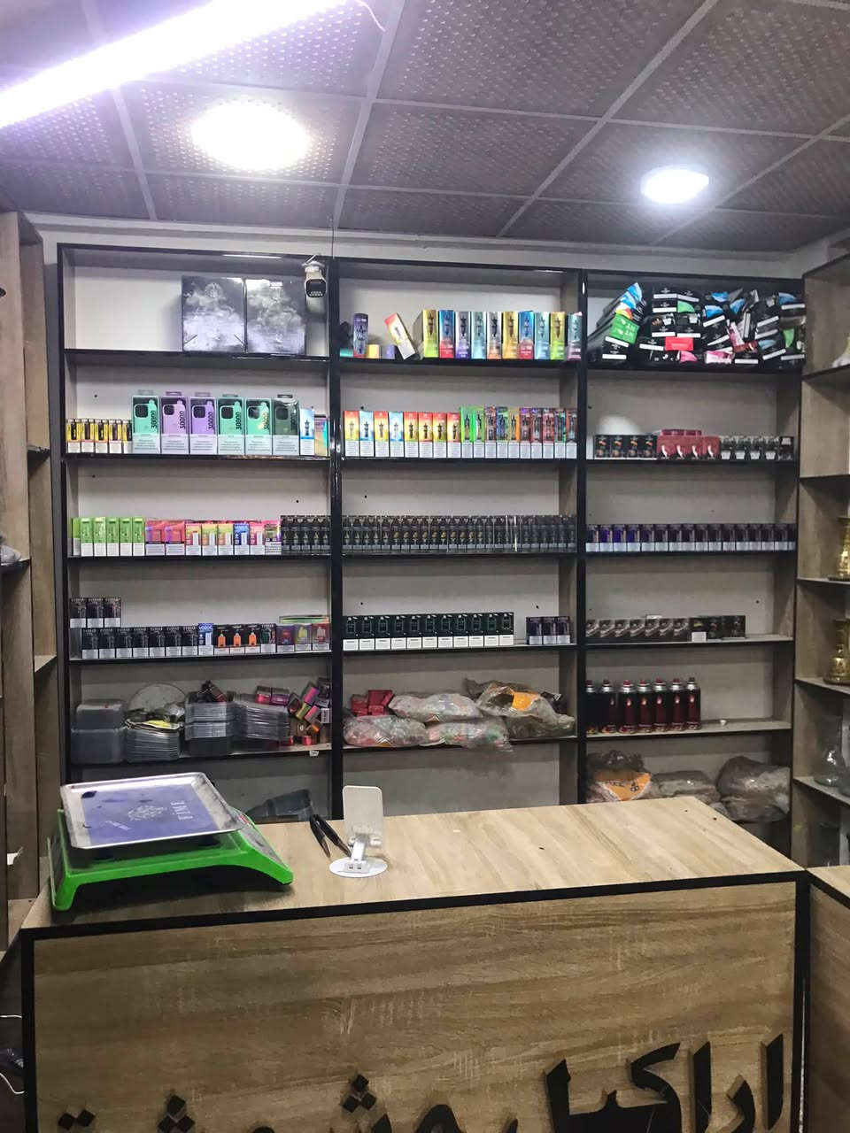 محل  نراكيل البيع بسبب عدم التفرق
المحل شغال وخير من الله يجاره 125 بل شهر 
سعره 8ملاين ونص وبي مجال الطيبين  
رقم *********** عنوان المحل زعفرانيه شارع الكهرباء
