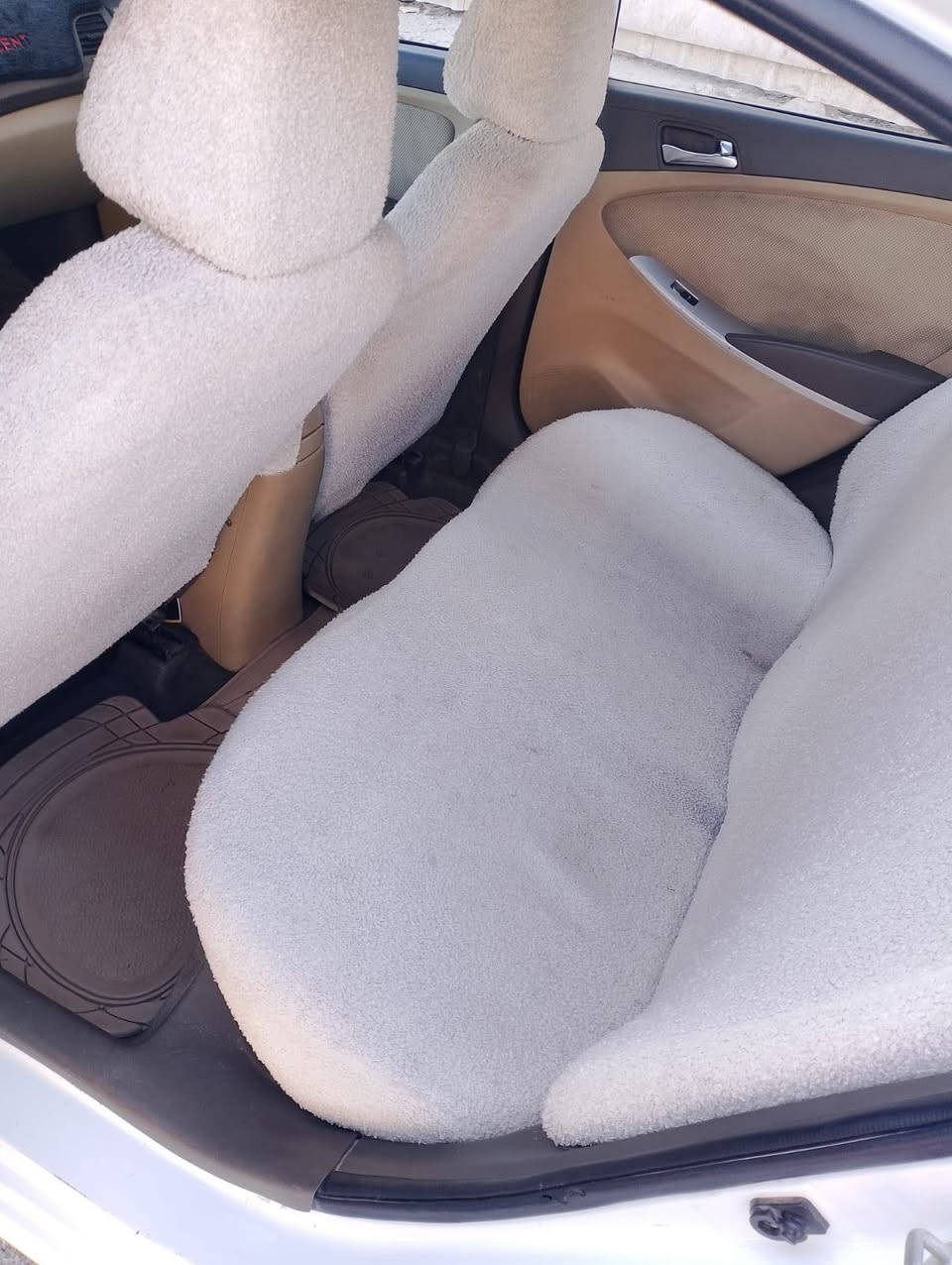 السلام عليكم
اكسنت 2015 وارد خليجي 
فول مواصفات عده البصمه
محرك 1600
 كير صدر تبريد تدفئه 
السيارة مكفوله 
السونار مرفق مع الصور
رقم انبار 
تحويل ثاني يوم
السعر 110$ وبيه مجال بسيط
***********
