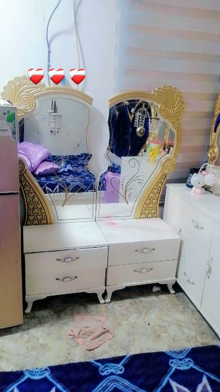 سلام عليكم غرفة البيع نظيفة كلش عدد القطع ( ٩) قطع مثل ما واضحة كدامكم سبب البيع لان أريد اشيل سعرها (مليون و ٣٠٠)  مكاني الدورة  ماعندي توصيل هاتف ***********.  *********** وتساب-
