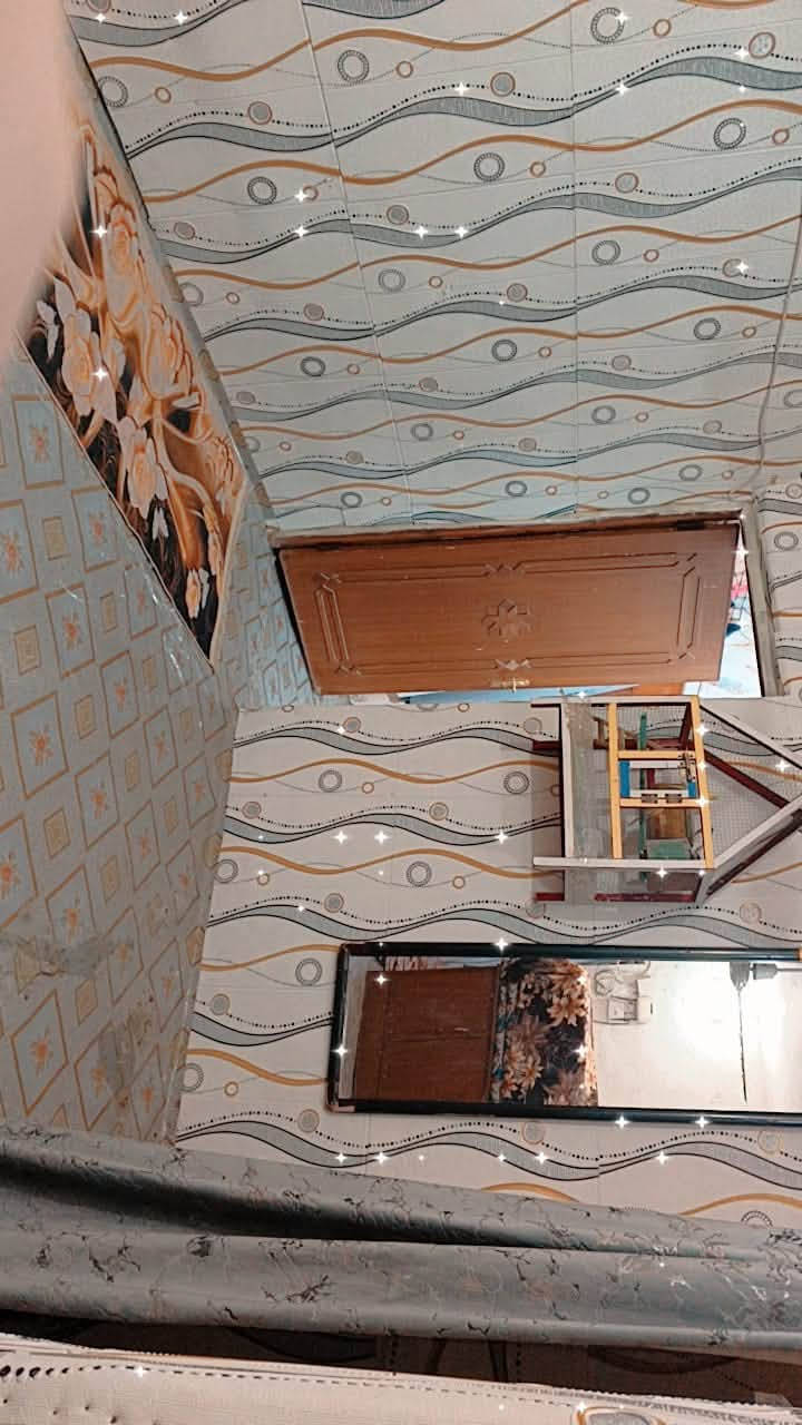 السلام عليكم بيت ١٠٠ متر قاط ونص مكون من استقبال مطبخ حولي غرفتين نوم فوك وجوه وسطحين ع شارع الخمسه كيلو ثالث بيت قرب مطعم الجديد مذاق العالم للاستفسار الاتصال على الرقم ***********
