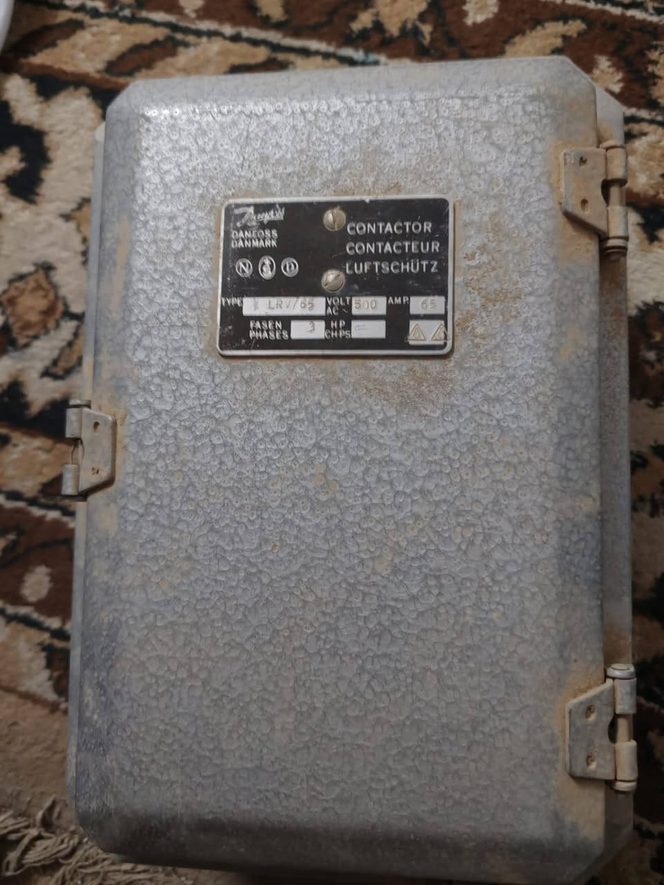 للبيع بوكسات كهرباء صناعية قديمة أصلية
🔹 بوكسات تشغيل محركات (Motor Starter)

🔹 ماركات عالمية:

 • Danfoss – Denmark 🇩🇰

 • Larsen & Toubro – India 🇮🇳

🔹 3 فاز

🔹 أمبير عالي (للمعامل والمكائن)

🔹 صناعة قديمة أصلية، حديد ثقيل + نحاس

🔹 كاملة وتصلح تشغيل أو عرض صناعي (Vintage)

📍 الموقع: بغداد

💰 السعر: قابل للتفاوض الجدي

📞 التواصل خاص / واتساب***********

⚠️ ملاحظة: مو سكراب، قطع صناعية نادر
